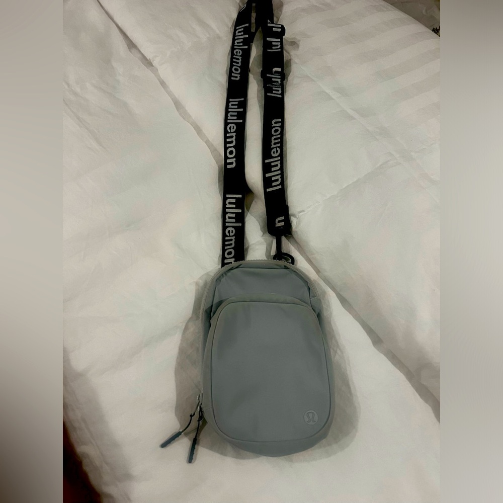 Lululemon grey crossbody adjustable strap perfect condition